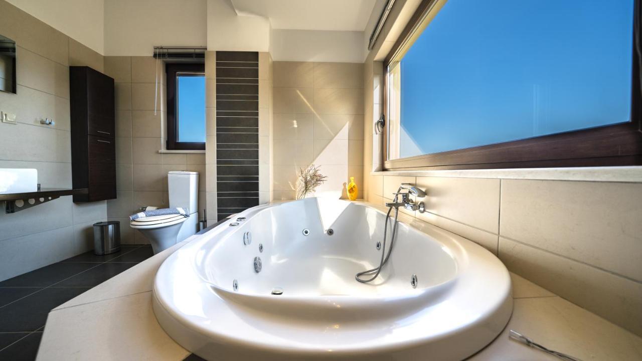 מגאלה קורפיה Villa Majestic Crete Heated Pool And Sauna מראה חיצוני תמונה